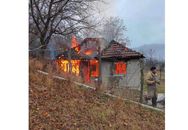 Doi copii, un băiețel de 1 an şi o fetiţă de 2 ani, au murit într-un incendiu care le-a cuprins casa