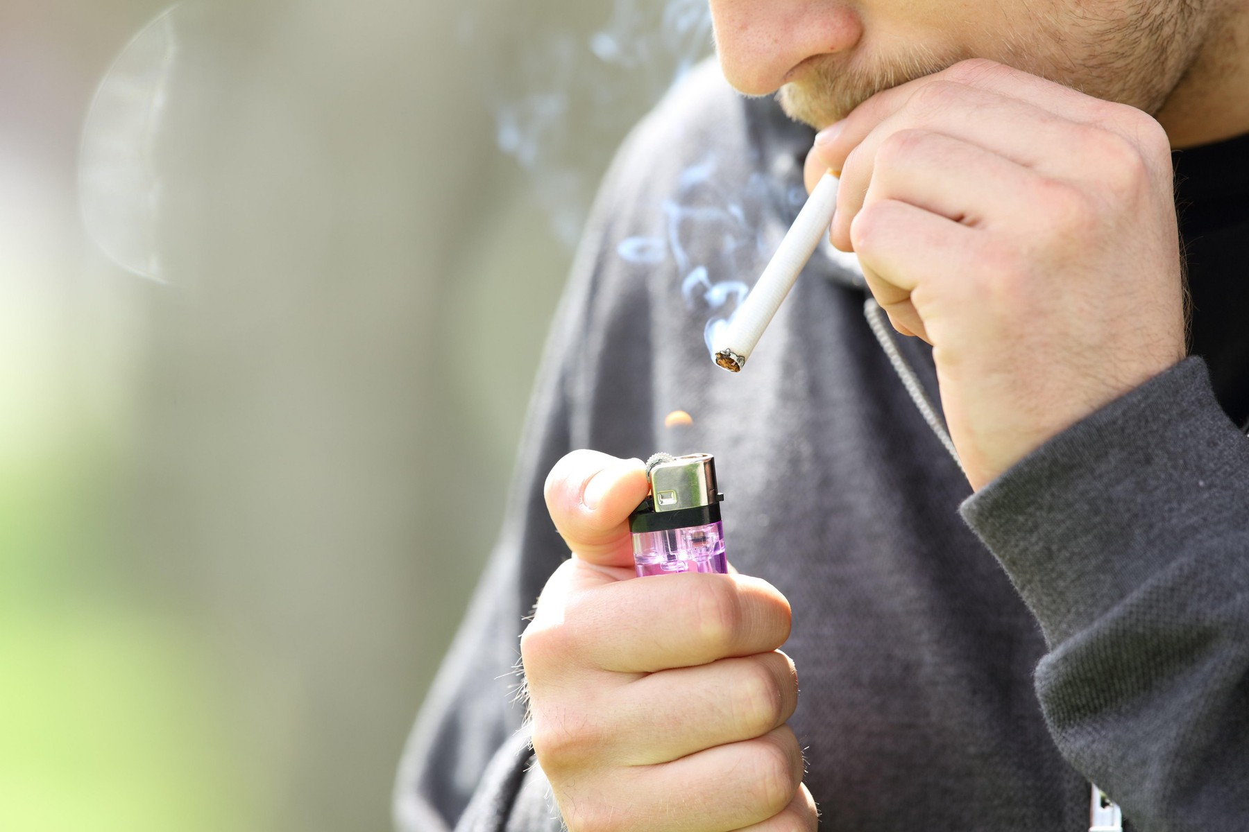 Vârsta medie la care românii încep să fumeze este de 18 ani. Peste 12% încep să fumeze înainte să împlinească 14 ani