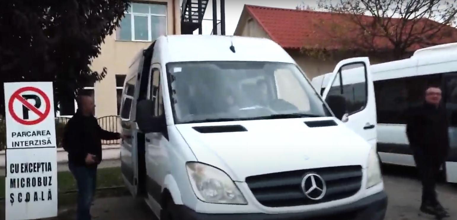Elevi înghesuiți în microbuzul școlar. "Se întâmplă!", spune directorul școlii. Primăria a fost amendată cu 9.000 de lei