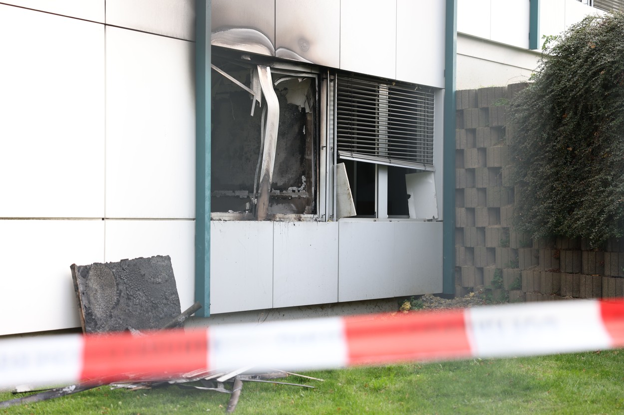 Un pompier german e bănuit de incendieri în serie. Ar fi dat foc unui centru de refugiați ucraineni, apoi a mers să stingă flăcările