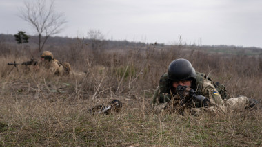soldati ucraineni in iarba cu pusca la ochi