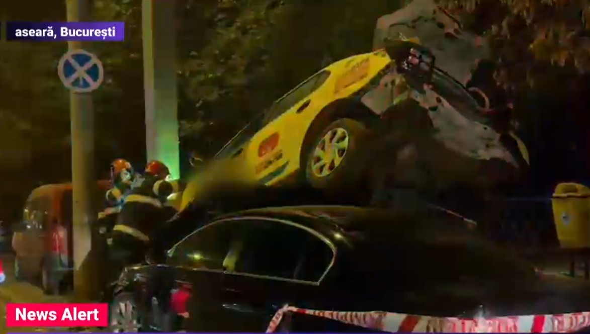 Accident în București cu 3 mașini implicate. Unul dintre autoturisme a ajuns sub un taxi care era parcat