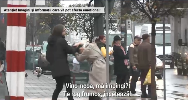 Experiment social. Când o femeie e agresată și lovită pe stradă, românii trec nepăsători, iar unii filmează