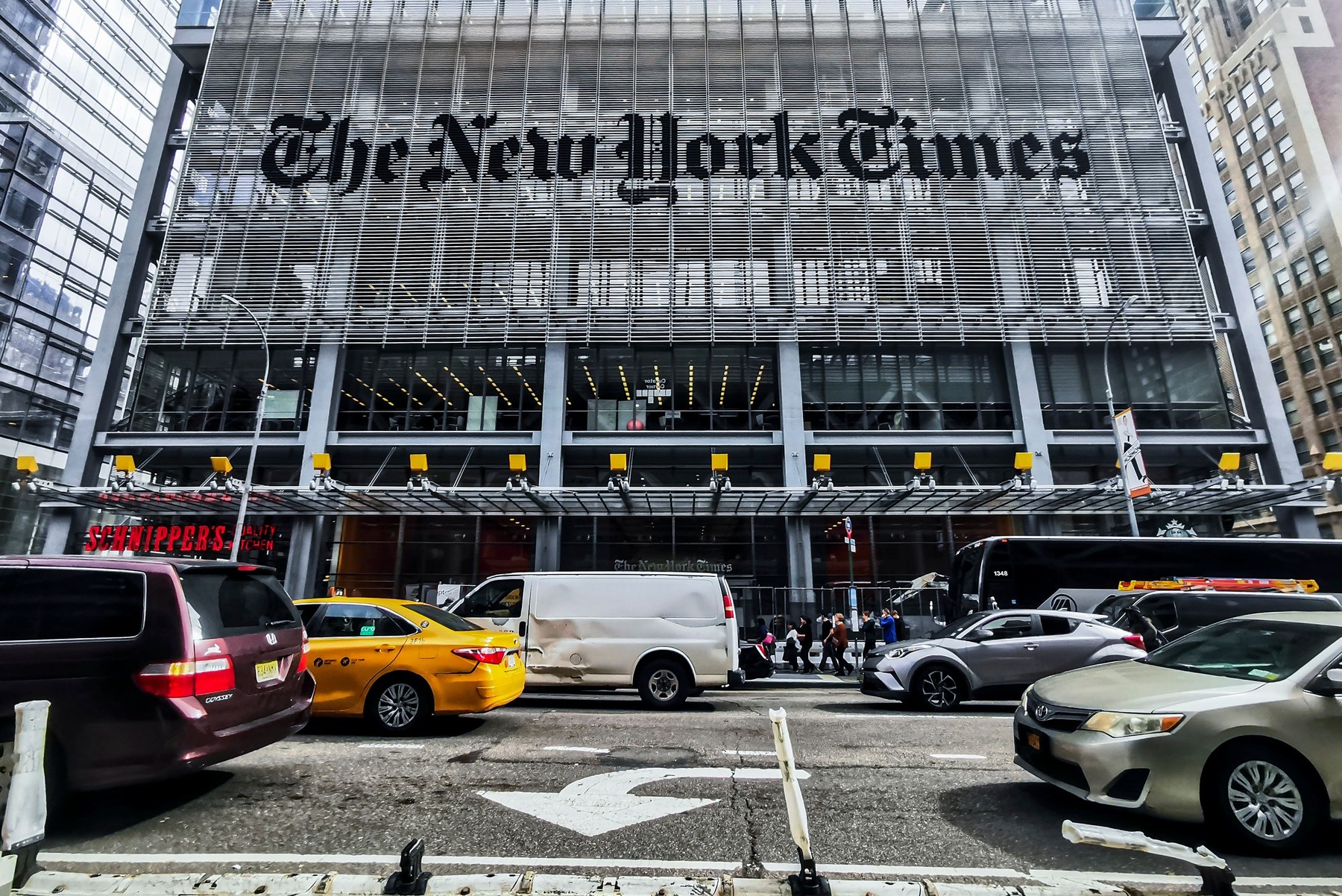 Un bărbat a vrut să intre în sediul The New York Times cu o sabie într-o mână şi un animal de pluş în cealaltă. Avea la el și un topor