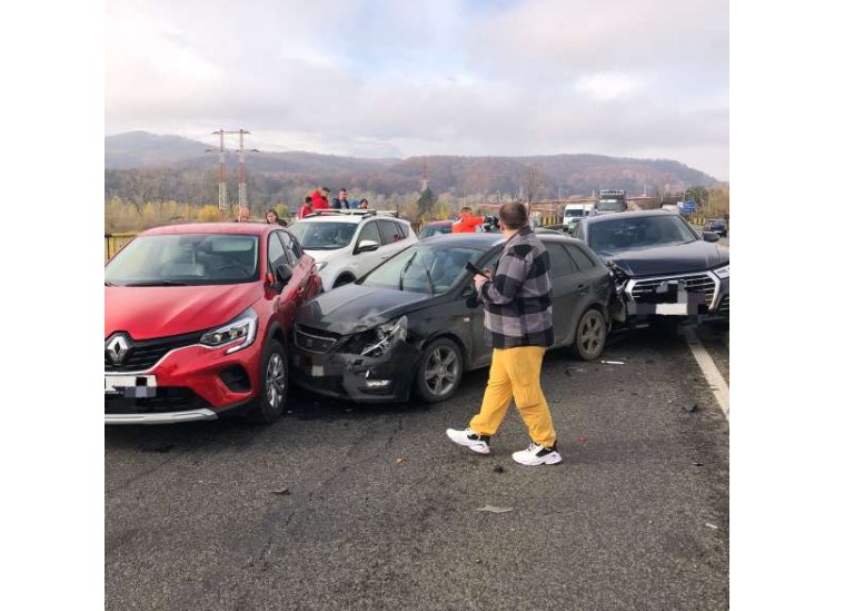 Accident cu 7 maşini pe DN 1. Traficul a fost restricţionat pe sensul spre Bucureşti
