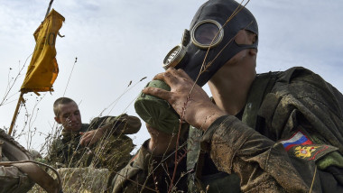 soldati rusi cu masca de gaze