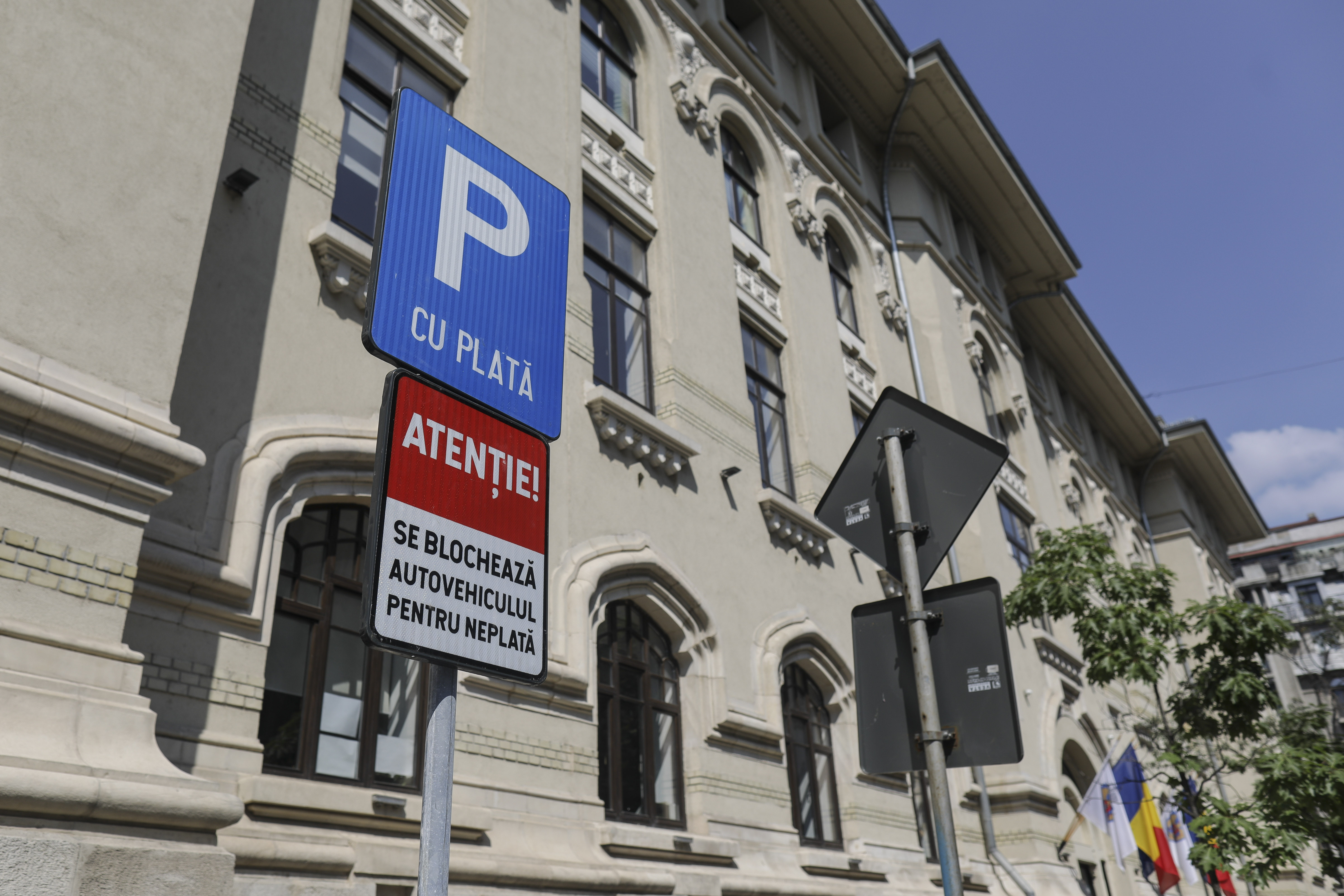 Cererile pentru abonamentele de parcare în București au crescut cu 75% după eliminarea gratuității pentru mașinile hibrid