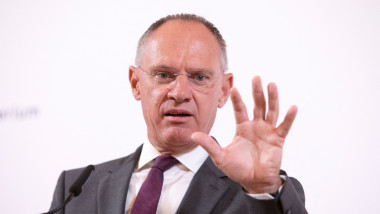 Austrian Minister of the Interior Gerhard Karner gesticuleaza cu palma