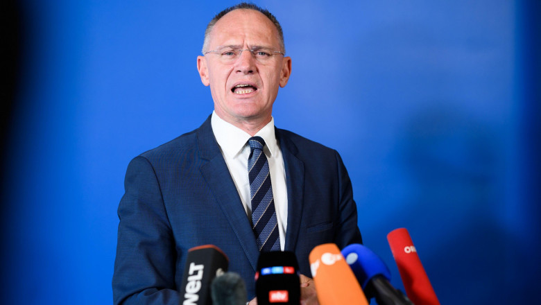 Austrian Minister of the Interior Gerhard Karner gesticuleaza cu palma