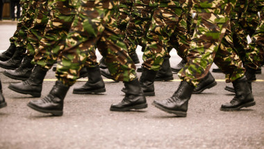 picioare de militari în marș