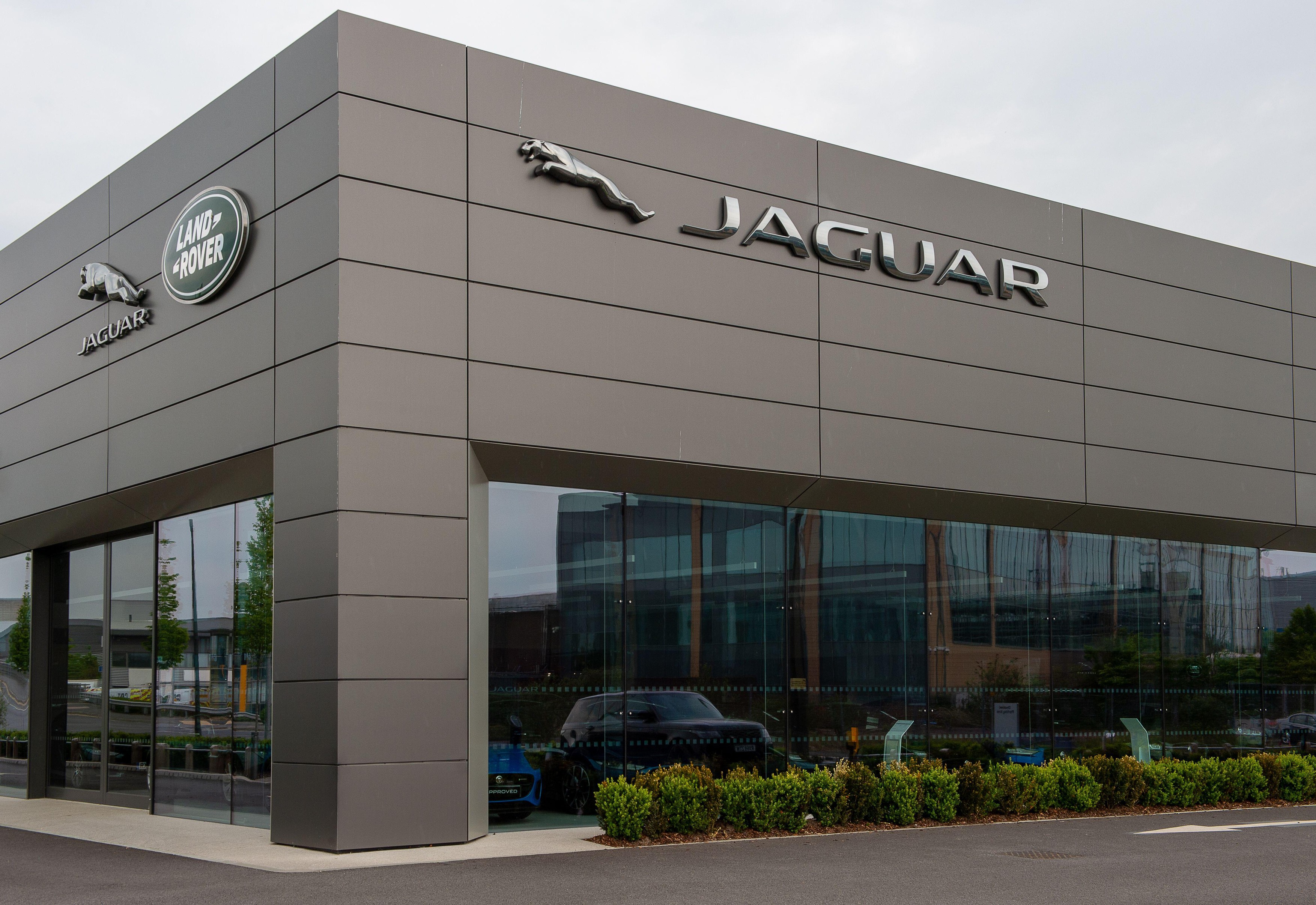 Jaguar Land Rover își deschide porțile pentru concediații de la Twitter și Facebook