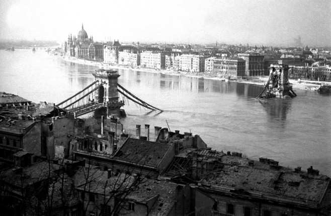 Великая Отечественная война, 1945 г. Будапешт. Мост между Будой и Пештом