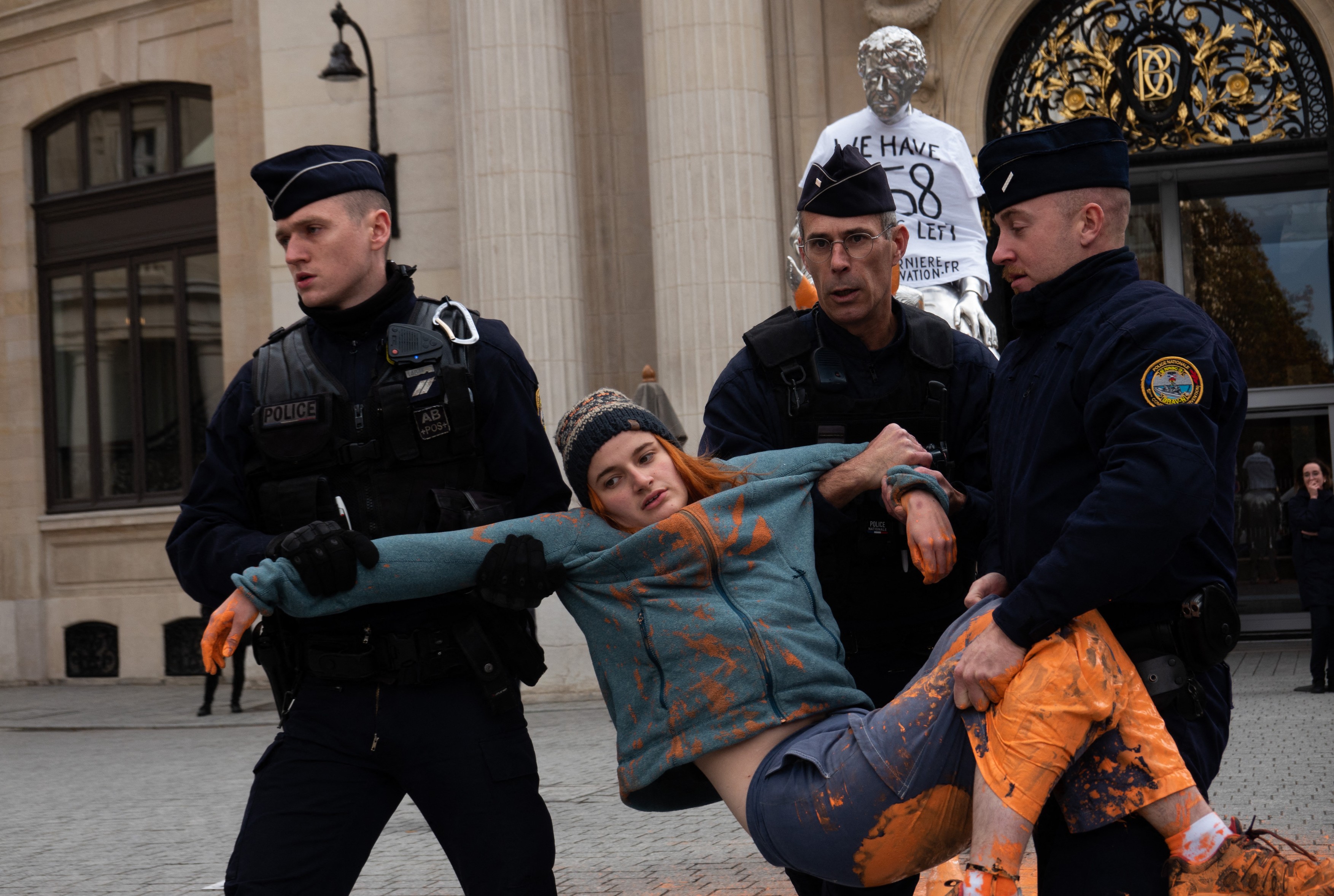 O celebră sculptură din Paris a fost stropită cu vopsea portocalie de activiști de mediu