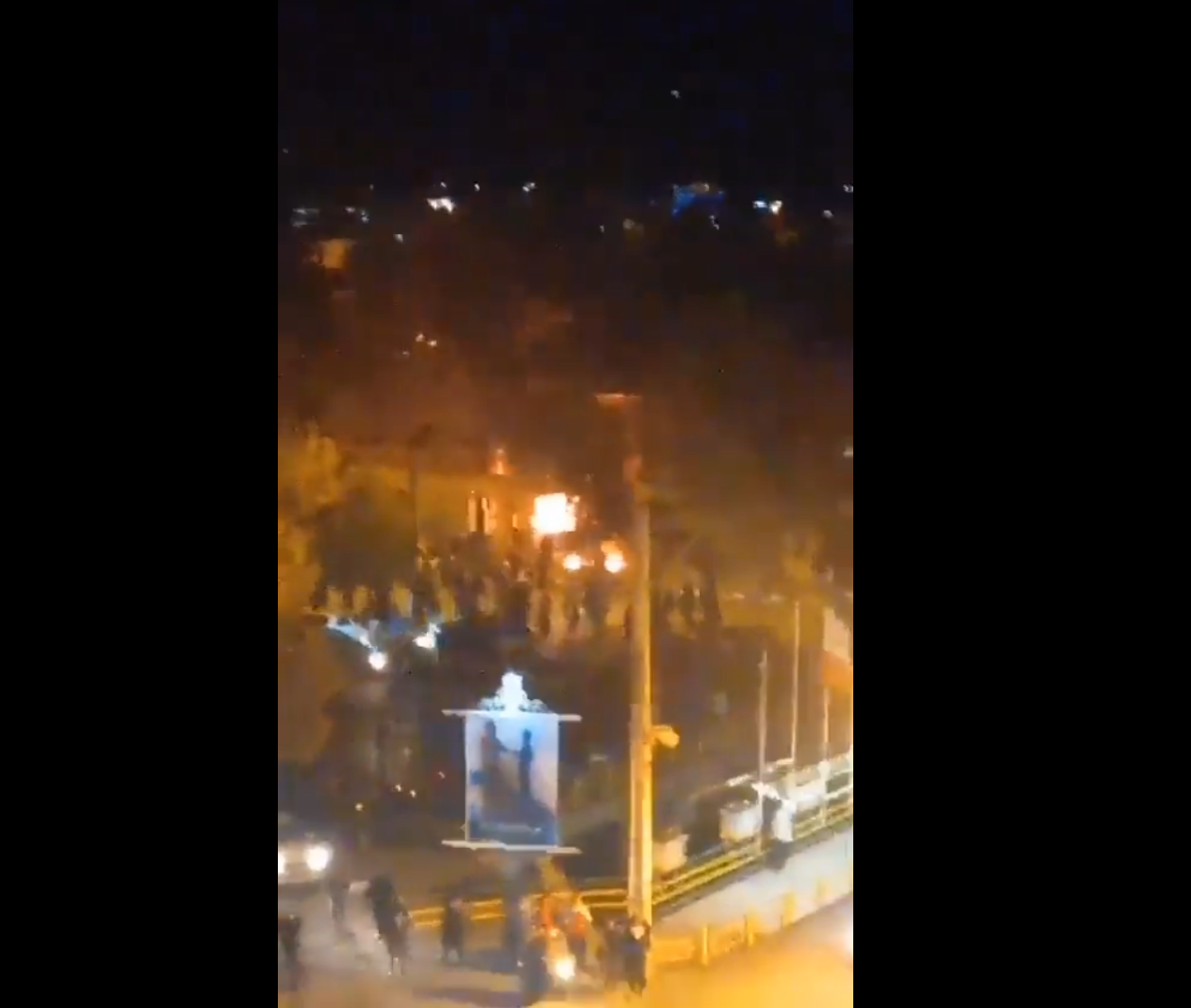 Protestatarii din Iran au dat foc casei fondatorului republicii islamice, ayatolahul Ruhollah Khomeini