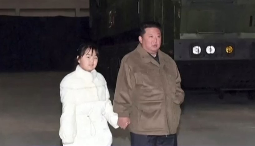 Surpriză la Phenian: Kim Jong-un a apărut însoțit de fiica sa, pentru prima dată în public, la lansarea unei noi rachete