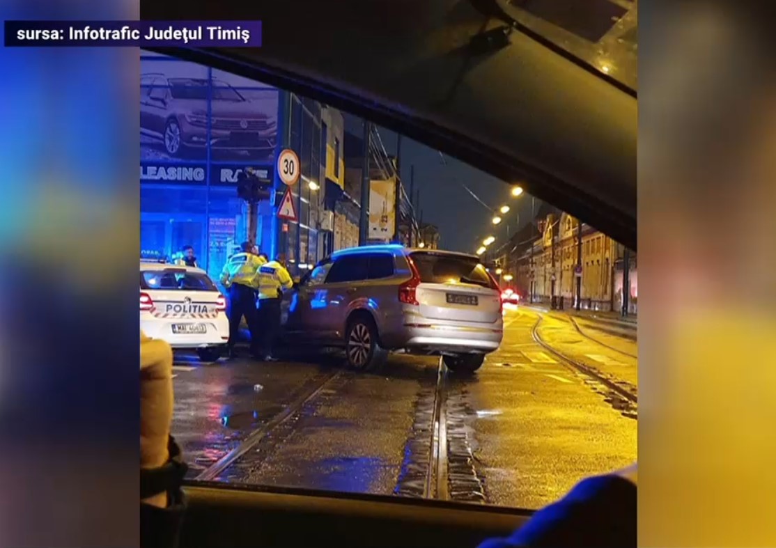 VIDEO Accident violent: Un șofer a pierdut controlul volanului și a lovit două mașini parcate, apoi a ricoșat într-un semafor