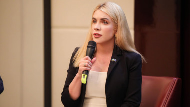 Deputata ucraineană Kira Rudik vrbeste la microfon