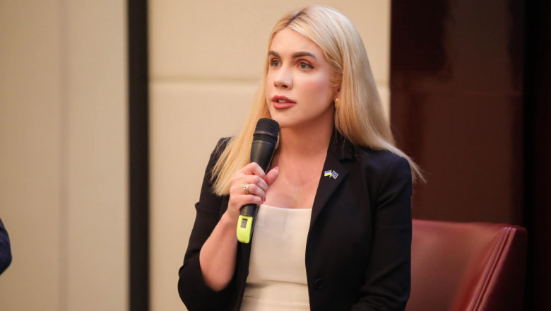 Deputata ucraineană Kira Rudik vrbeste la microfon