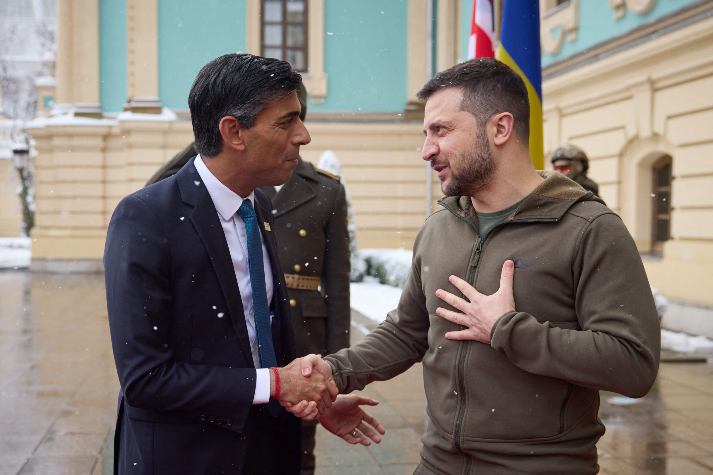 Ucraina spune că Moscova şi-a majorat numărul de soldaţi în Lugansk și a strămutat forţat civili pentru a adăposti armata