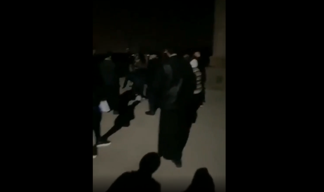 VIDEO Preot filmat când lovește cu brutalitate o femeie la o mănăstire din Iași