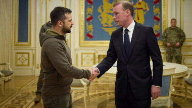 Kyiv, Ukraine. 04 November, 2022. Ukrainian President Volodymyr Zelenskyy, left, shakes hands with U.S. National Security Advisor Jake Sullivan, right, before presenting him with the Order of Prince Yaroslav the Wise of the II degree, during a meeting at