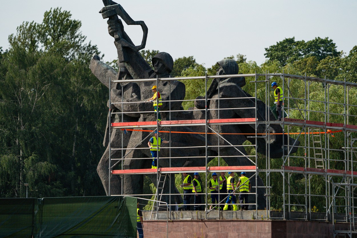 Rusia s-a supărat pe Letonia pentru demolarea statuilor sovietice şi ameninţă cu represalii „sensibile pentru Riga”
