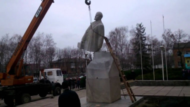 Statuie a lui Lenin demolată