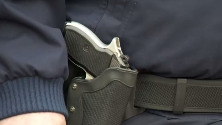 Pistol la brâul unui polițist.