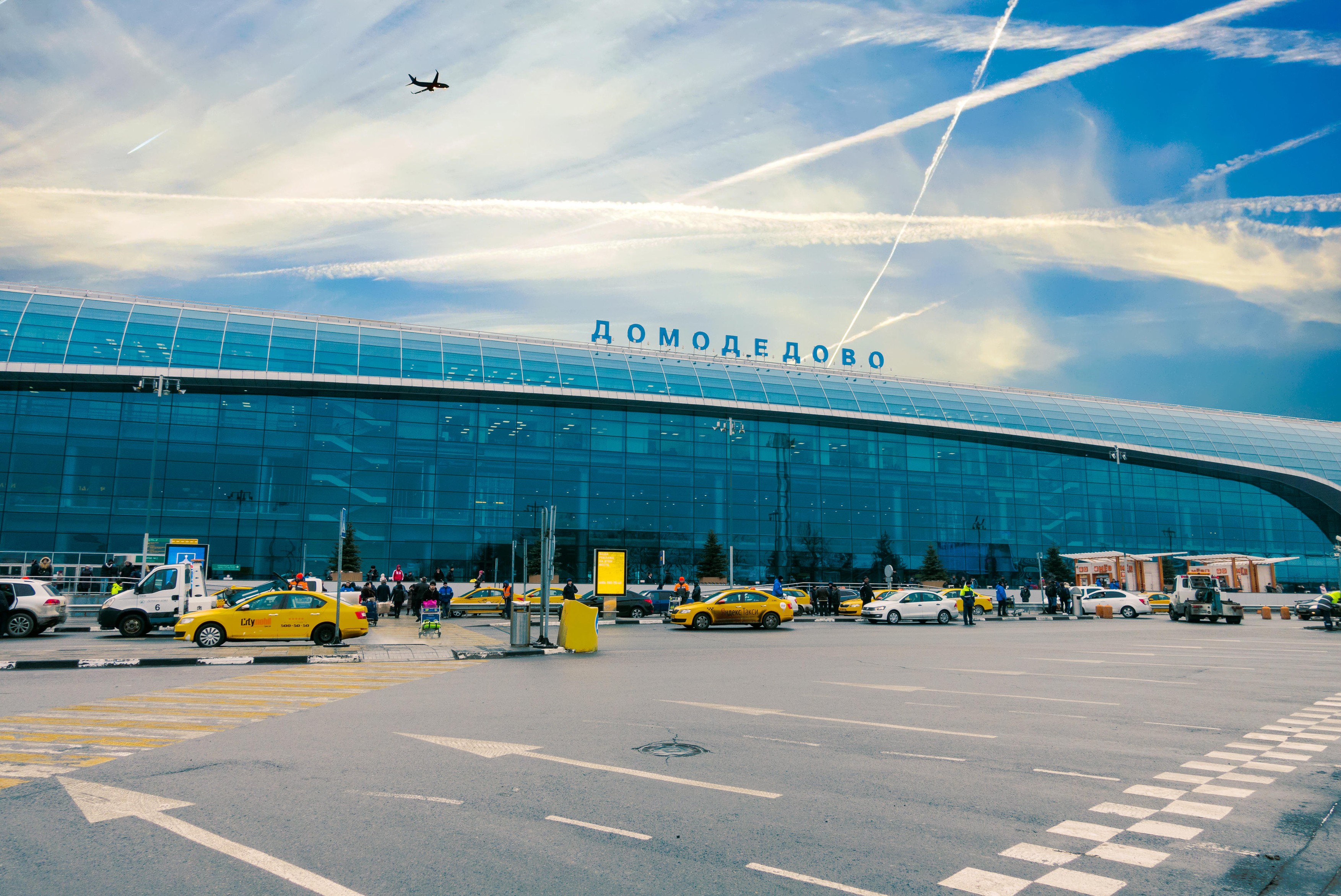 Jaf ca-n filme pe aeroportul din Moscova. Bărbați înarmați cu mitraliere au furat 4 milioane de dolari