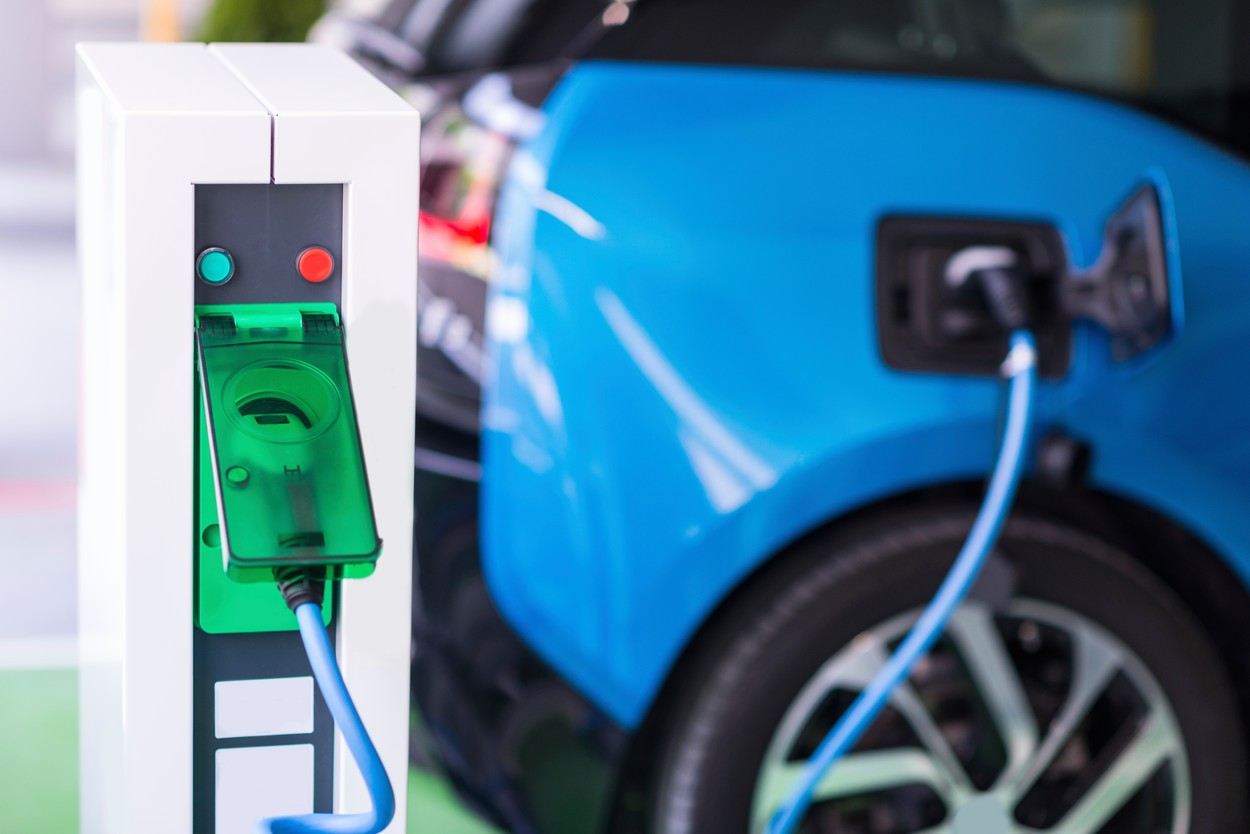 1 din 5 mașini cumpărate în România de la începutul anului a fost electrică sau hibridă