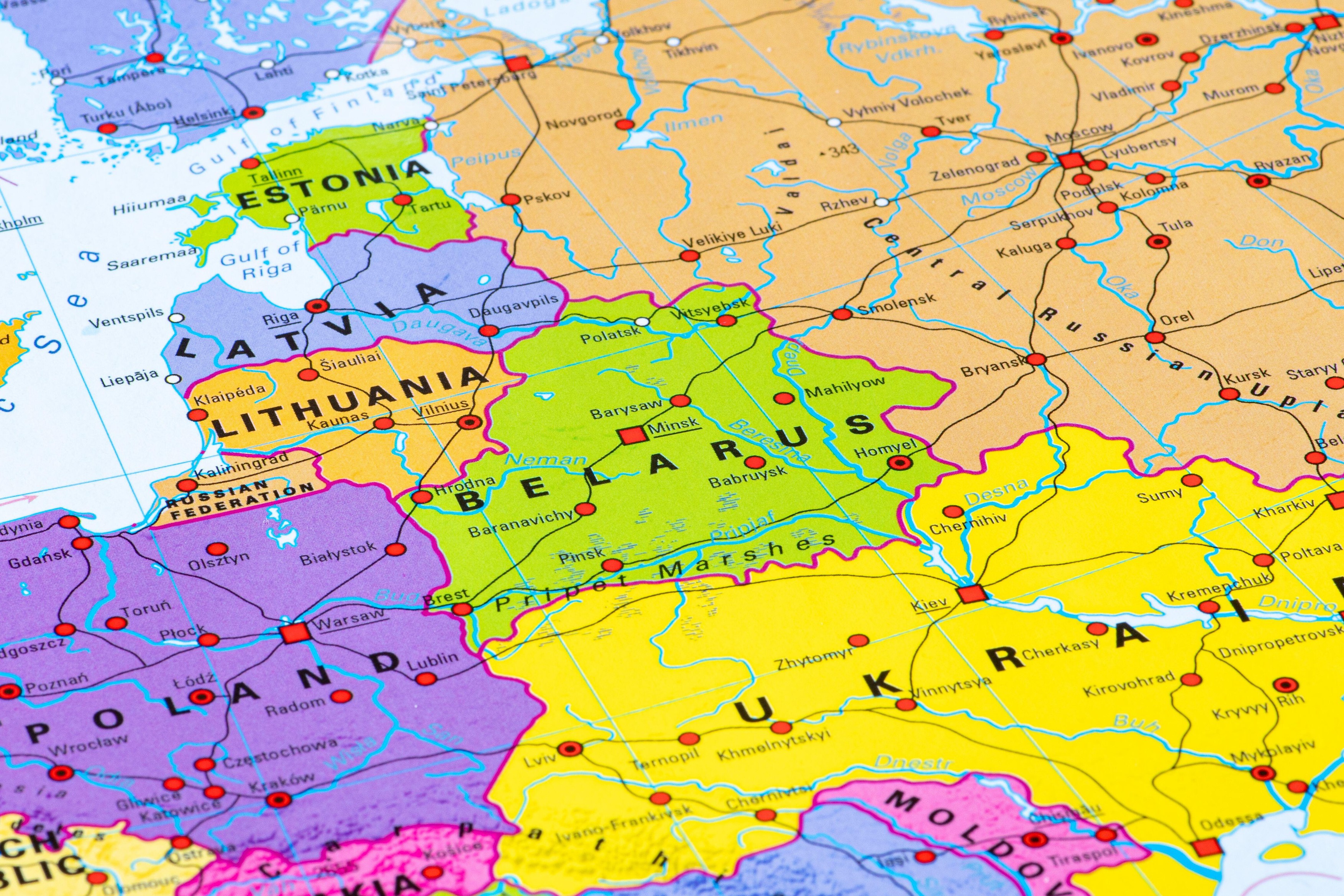 „Belarusul rămâne o amenințare”. Ucraina anunță că începe construcția unui zid de beton armat cu fortificații la graniță