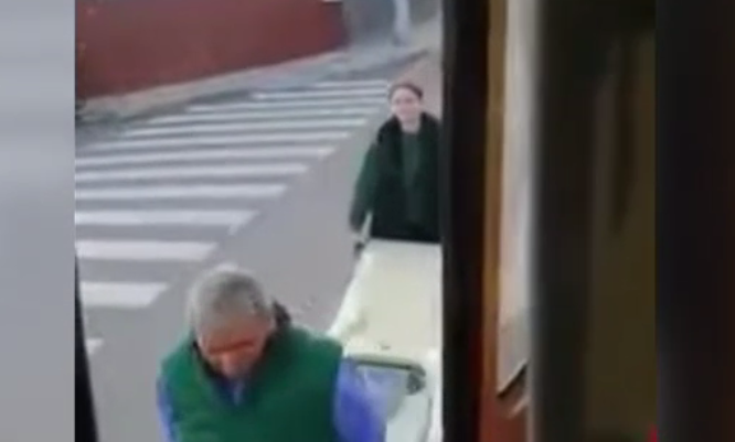 VIDEO. Un tramvai din Iași a pierdut o ușă în mers. Vatmanul, ajutat de un călător să o recupereze de pe stradă