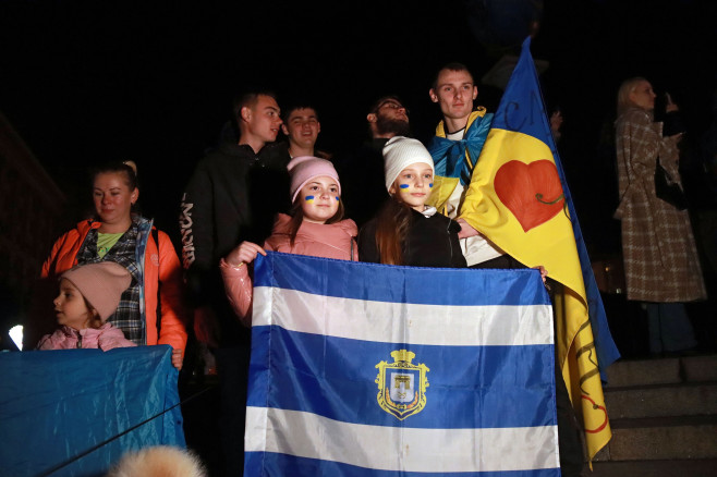 Ucraineni pe stradă sărbătoresc la Herson