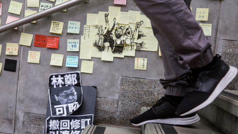 zid cu post-it-uri și marcaje ale protestatarilor în Hong Kong