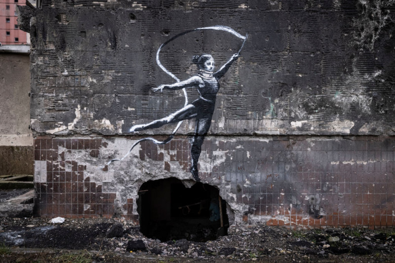 Artă grafică atribuită lui Banksy pe fațada unei clădiri din Irpin, Ucraina. Foto: Getty Images