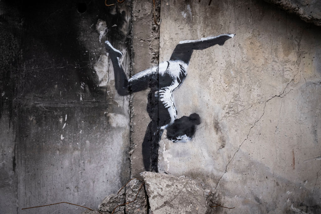 Artistul stradal Banksy a dezvăluit o nouă lucrare, realizată pe zidul unei clădiri bombardate din Ucraina