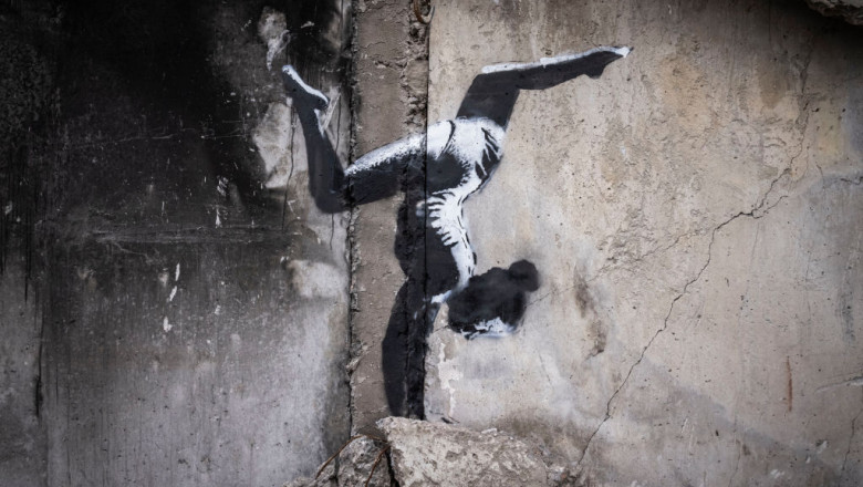 Cea mai recentă lucrare grafică realizată de artistul anonim Banksy, pe peretele unei clădiri din Borodianka, Ucraina.