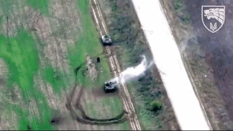 Imagini dramatice: un militar rus coboară din blindat pentru a-și ajuta un camarad rănit. Peste câteva secunde, mașina sare în aer