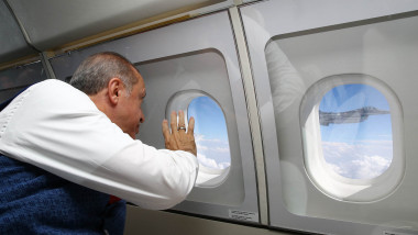 Recep Erdogan face cu mâna la un avion F-16 care escortează aeronava prezidențială a Turciei