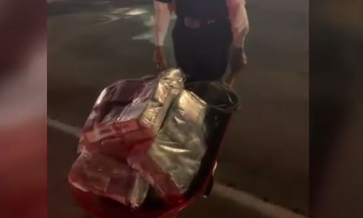 VIDEO. 10 milioane de dolari câștigați la pariuri, cărați cu roaba de la limuzină la avion