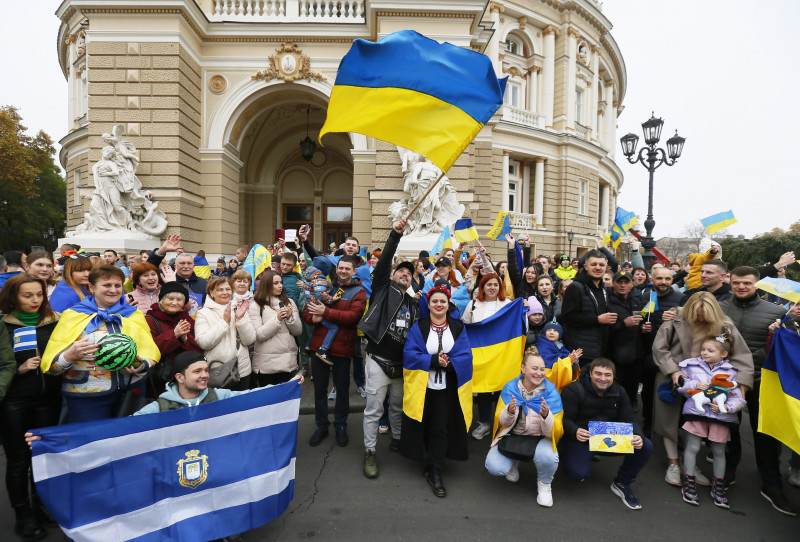 sărbătoare printre ucraineni cu steaguri în Odesa