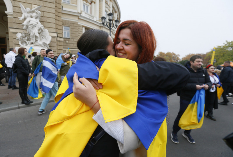 sărbătoare printre ucraineni cu steaguri în Odesa