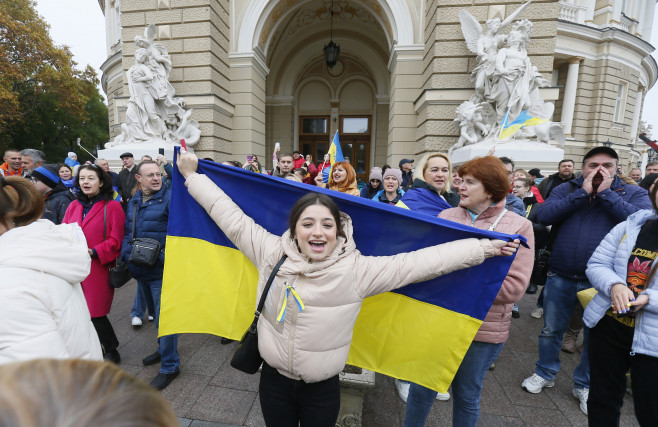 sărbătoare printre ucraineni cu steaguri în Odesa