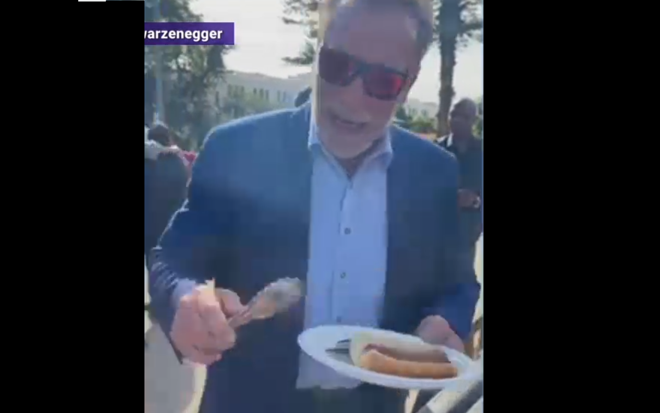 Arnold Schwarzenegger a pregătit hotdogi în stradă pentru veteranii americani