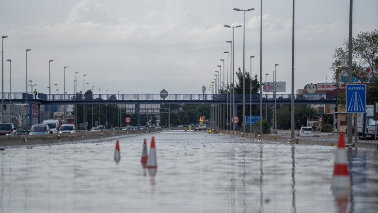 Autostradă inundată în Valencia, Spania
