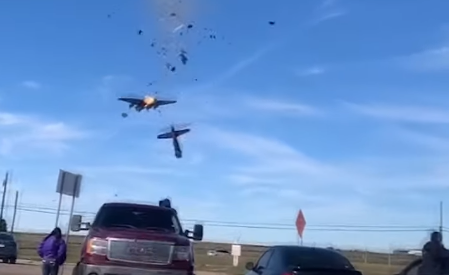 VIDEO. Două avioane s-au ciocnit în aer în timpul unui spectacol aerian din Texas