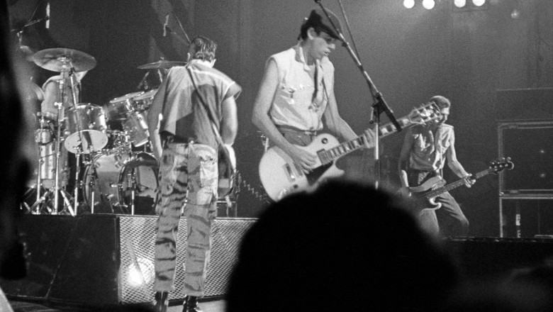 foto alb-negru de la un concert al trupei The Clash