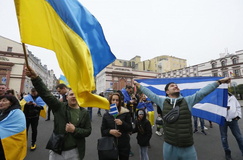 sărbătoare printre ucraineni cu steaguri în Odesa