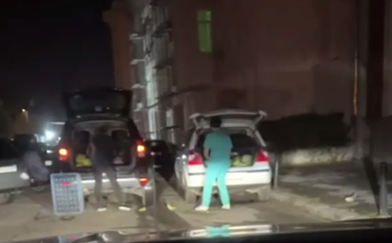 VIDEO. Infirmieră filmată în timp ce își încărca portbagajul mașinii cu varză. Conducerea spitalului a deschis o anchetă