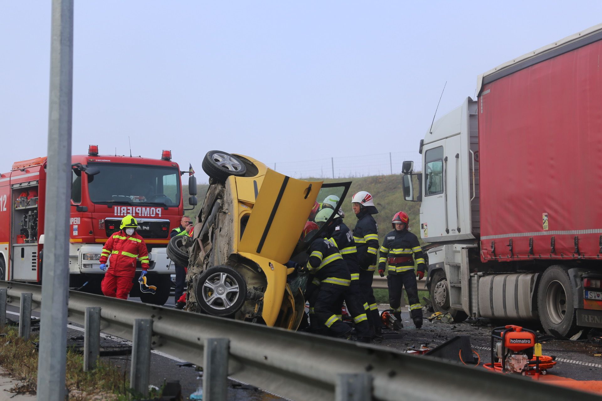 VIDEO. O femeie a murit și alte două persoane au fost rănite, într-un accident grav produs pe A3